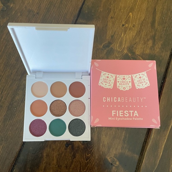 New in Box Chica Beauty Fiesta Mini Eyeshadow Palette - Picture 2 of 3